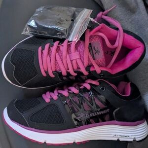 Women's I-RUNNER Sneakers 6W NWT